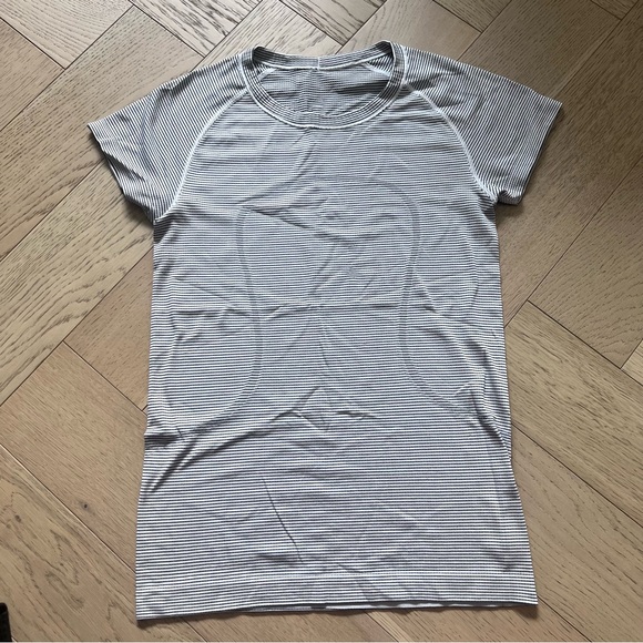 Lululemon Swiftly Tech Short Sleeve 2.0 Tempo Stripe White / Black - Picture 2 of 6